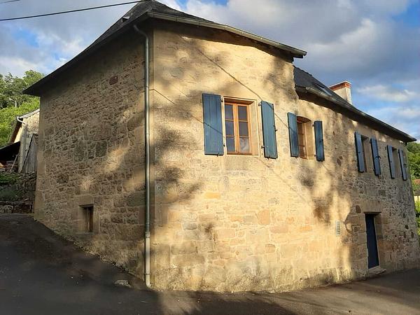 Vakantiehuis Frankrijk met Zwembad FermePostel Straataanzicht 